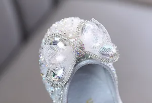 Vista detallada de la elegante decoración de lazo de malla y diamantes para zapatos niña