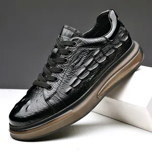 Modische Herren-Freizeitschuhe aus schwarzem Leder mit Kroko-Muster und dicker Sohle