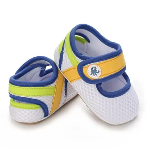Detailansicht von Babyschuhen mit weicher Sohle, Mesh und Oktopus-Verschluss.