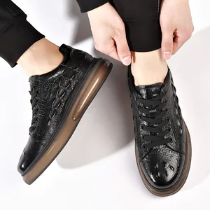 Herren Freizeitschuhe aus schwarzem Leder mit Kroko-Prägung und einer dicken Sohle