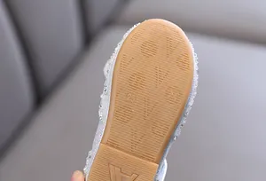 Detalle de la suela de los zapatos de princesa para niños talla 25 con adornos de strass