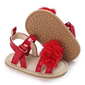 Sandales d'été rouges pour bébé fille avec fleur décorative et semelle en caoutchouc