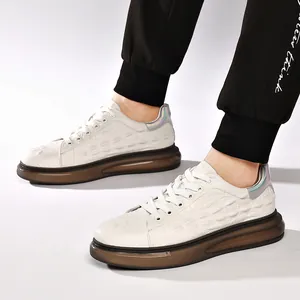 Weiße Herren-Sneaker mit Krokodilprägung und dicker brauner Sohle