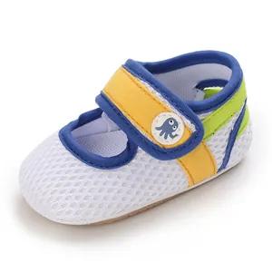 Detailansicht eines atmungsaktiven Mesh-Babyschuhs mit blauem Besatz und Oktopus-Akzent