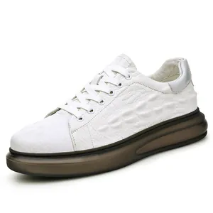 Herren Sneaker aus weißem Leder mit Krokodilprägung und modischer dicker brauner Sohle