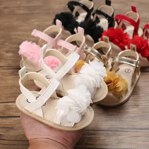 Gros plan de sandales à fleurs pour bébés filles en plusieurs couleurs pour l'été