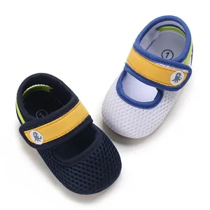 Detailansicht der atmungsaktiven Netzstruktur und Oktopus-Klettverschluss von Babyschuhen.