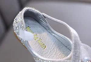 Vista detallada de zapatos de strass para niñas con cómoda plantilla plateada brillante