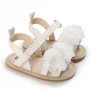 Vue détaillée des élégantes fleurs blanches sur les sandales de marche pour bébé fille