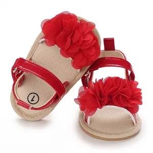Vue détaillée de ces sandales rouges pour bébé fille avec une grande fleur en tissu rouge