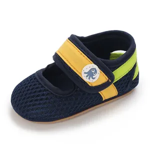Detailansicht atmungsaktiver Babyschuhe mit weicher Sohle und niedlichem Oktopus-Abzeichen.