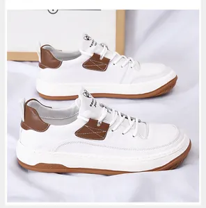 Stijlvolle witte lederen herensneakers met bruine accenten en moderne dikke zolen