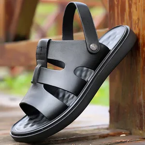 Vista detallada de sandalias de cuero negro para hombre con diseño de cortes transpirables