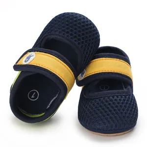 Detailansicht dunkelblauer atmungsaktiver Babyschuhe mit gelben Klettverschlüssen und Oktopus