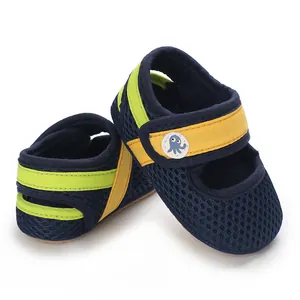 Detailansicht der atmungsaktiven blauen Baby-Netzschuhe mit weicher Sohle und Krake