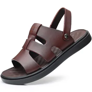 Detalle de sandalias de cuero marrón para hombre con suela suave antideslizante.