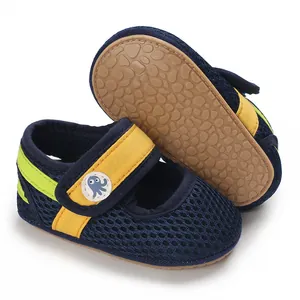 Detailansicht der Babyschuhe mit weicher Sohle, Mesh und rutschfester Außensohle