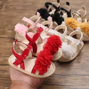 Gros plan de sandales d'été pour bébés filles avec fleurs et semelles en caoutchouc