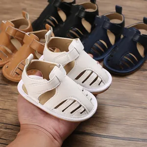 Detalle de sandalias de verano blancas para bebés, transpirables con suelas antideslizantes