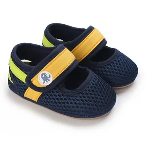 Makroansicht von marineblauen Mesh-Babyschuhen mit verstellbaren gelben Klettverschlüssen