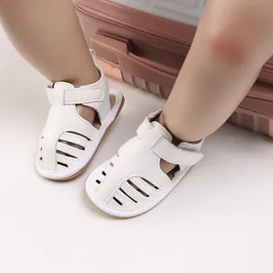 Detalle de sandalias de verano blancas para bebé con suela suave antideslizante