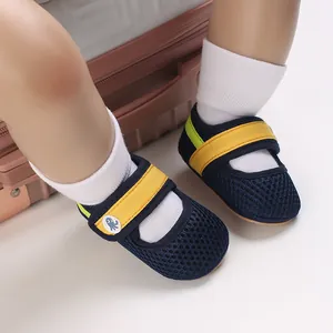 Nahaufnahme von Baby-Lauflernschuhen aus Mesh mit weicher Sohle in Dunkelblau und Gelb