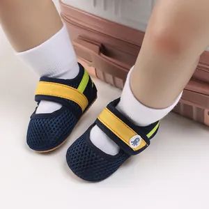 Nahaufnahme der marineblauen Mesh-Babyschuhe mit weicher Sohle und gelbem Riemen