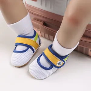 Detailansicht atmungsaktiver weißer Mesh-Babyschuhe mit blauem Rand und gelbem Band.