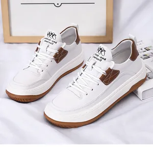 Gedetailleerd overzicht van witte leren herensneakers met bruine accenten en veters