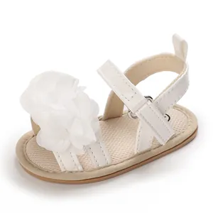 Vue détaillée de la sandale d'été pour bébé fille avec décoration fleur en dentelle