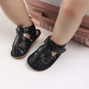 Vista detallada de sandalias transpirables negras para bebés con suelas blandas y velcro