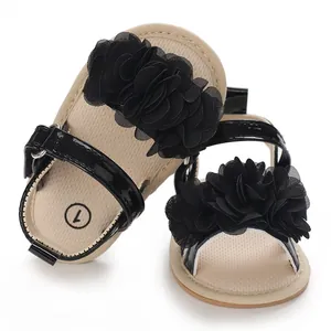 Vue détaillée des sandales d'été noires pour bébé fille avec fleurs en résille