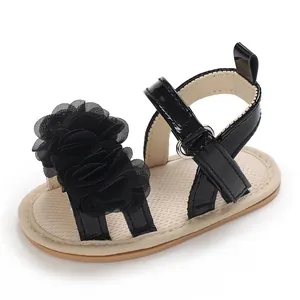 Vue détaillée de la sandale d'été noire pour bébé fille avec une grande fleur en tulle