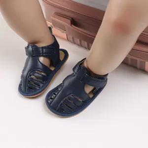 Vista de sandalias azul marino para bebé con diseño transpirable y suela suave