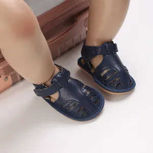 Primer plano de sandalias de bebé azul marino transpirables con suelas blandas de verano