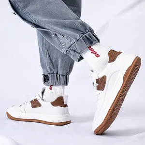 Witte premium leren herensneakers met bruine accenten en een duurzame rubberen zool.