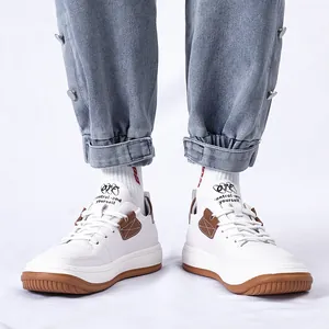 Casual witte herensneakers van koeienhuid met duurzame bruine rubberen zolen