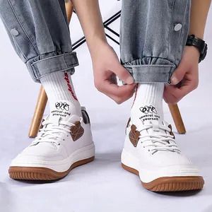 Modieuze witte leren herensneakers met unieke bruine rubberen zolen en leren accenten
