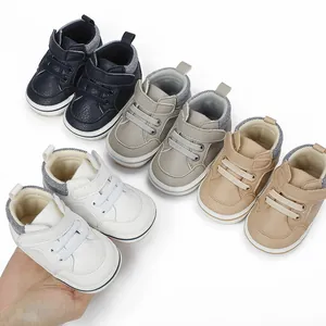 Vier Farben weicher Baby-Lauflernschuhe auf weißem Hintergrund präsentiert.