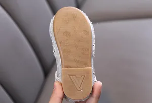 Primer plano de la suela de goma antideslizante de zapatos de princesa para niñas