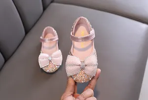 Detailansicht pinkfarbene Prinzessinnenschuhe für Mädchen mit Strass und Schleife