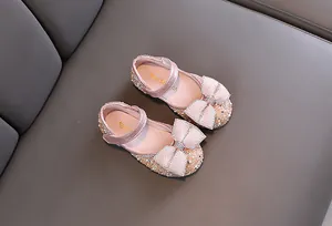 Detailansicht von rosa Mädchen-Prinzessinnenschuhen mit Perlen- und Strassbogendekoration