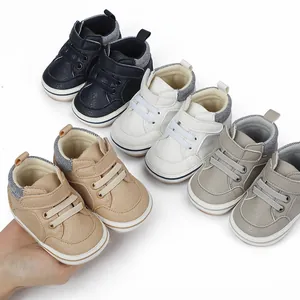 Detailansicht verschiedener Baby-Lauflernschuhe in Marineblau, Weiß, Khaki und Grau.