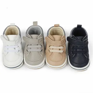 Vier Paar Lauflernschuhe für Baby Jungen in Weiß, Grau, Khaki und Marineblau.