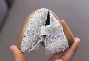 Detailansicht der flexiblen silbernen Strass-Prinzessinnenschuhe für Mädchen