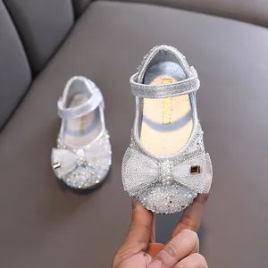 Zapatos de princesa plateados para niña con lazo de malla y detalles de perla