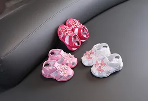 Vue détaillée de sandales d'été pour bébé fille avec fleurs en plusieurs couleurs