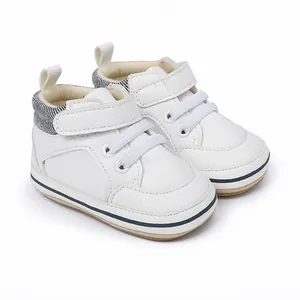 Detailansicht weißer Baby-Lauflernschuhe aus Kunstleder mit Klettverschluss und Softsohle.