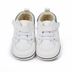 Vorderansicht weißer Baby-Lauflernschuhe mit Klettverschluss und gestreiftem Kragendetail