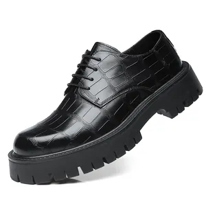 Zapatos derby modernos para hombre en cuero negro con grabado de cocodrilo y suela